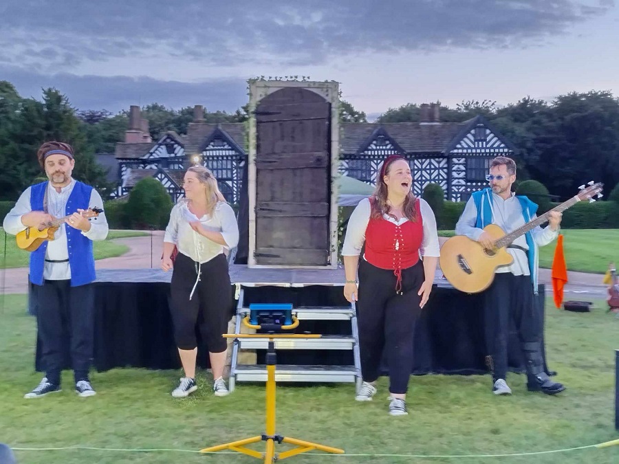 #REVIEW - The Comedy of Errors from <a href="/ThePantaloons/">The Pantaloons</a> at <a href="/NTSpekeHall/">Speke Hall</a> "hilarious and intricate classic with comedy at its best" northwestend.com/the-comedy-of-…