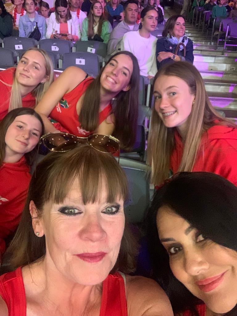 OldhamNetball's tweet photo. Excited 🌹🏴󠁧󠁢󠁥󠁮󠁧󠁿🌹🏴󠁧󠁢󠁥󠁮󠁧󠁿🌹❤️💙🇿🇦  @NetballWorldCup @EnglandNetball #ONConTour #Memories https://t.co/HM4fRE9gVu