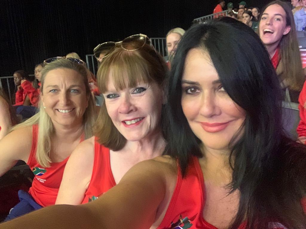 OldhamNetball's tweet photo. Excited 🌹🏴󠁧󠁢󠁥󠁮󠁧󠁿🌹🏴󠁧󠁢󠁥󠁮󠁧󠁿🌹❤️💙🇿🇦  @NetballWorldCup @EnglandNetball #ONConTour #Memories https://t.co/HM4fRE9gVu