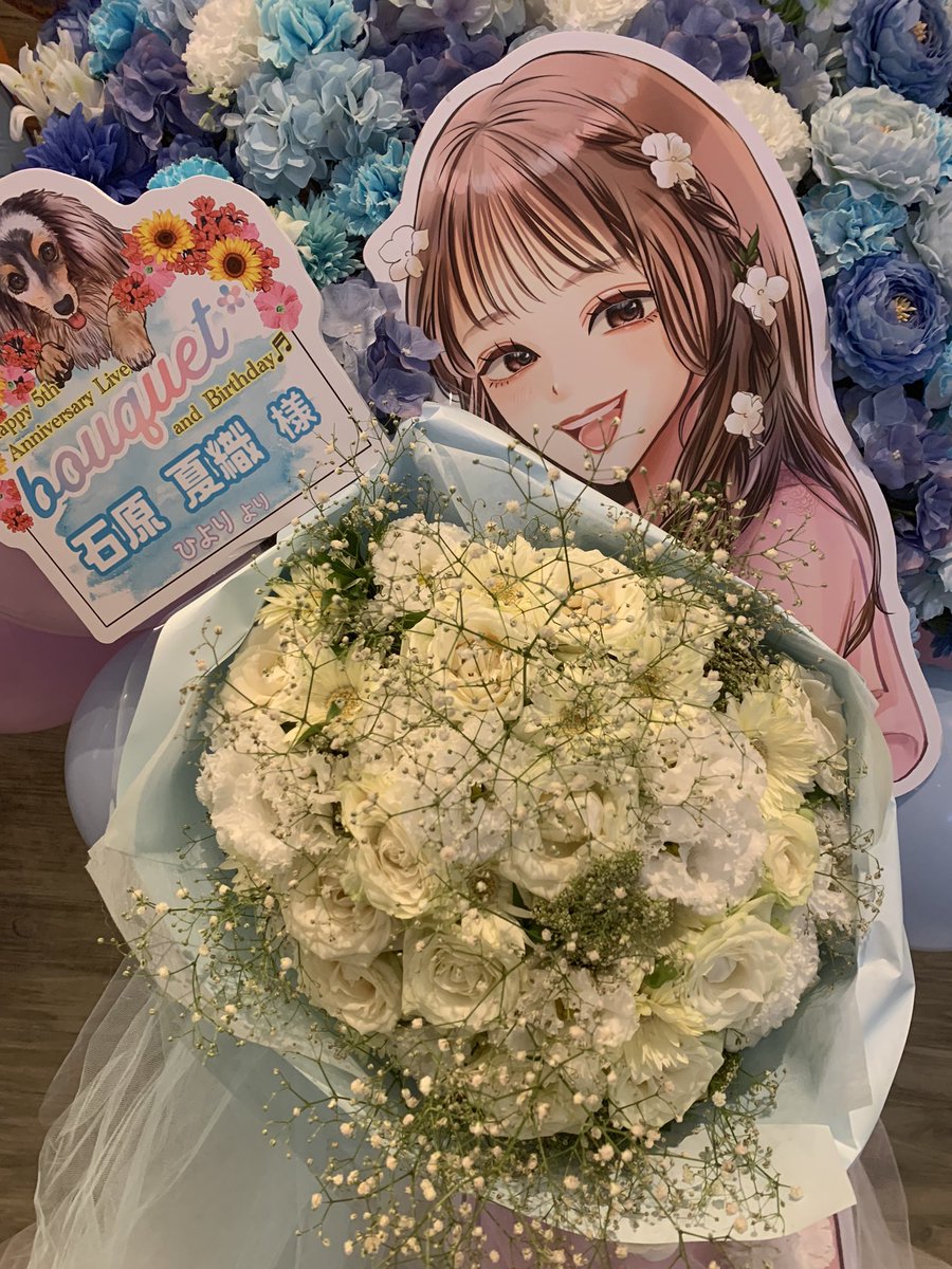 hiyoiru's tweet photo. ってことで…フラワースタンド出させていただきました。
想像以上に可愛く仕上げてもらって公演前も公演後も離れたくなかったよ！！
たくさん考えたから今日このフラスタの前で写真撮ってくれる人がたくさんいて頑張ってよかったあって思ったよ。
本当に可愛くできたよね！！！！ https://t.co/ic74SctdxI
