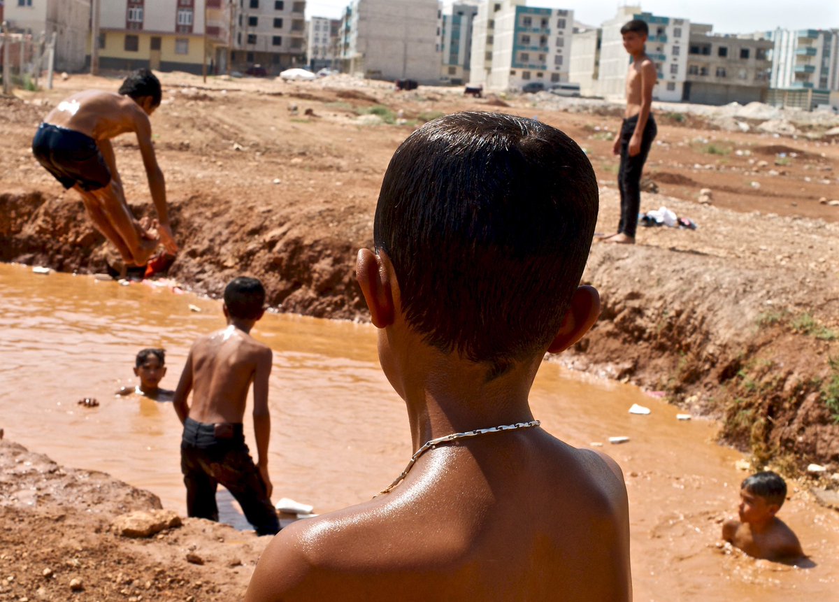 Çocuklar
Urfa’nin sıcağında serinlemeye çalışan, Romenlerin çocukları, Eylul 2022
Zarok
zarok bêyî ku agahî bidin malbatên xwe dikevin ava nepaqij û hewl didin xwe ji germa Rihayê biparêzin û hinek bikin.
Photo by: Paşa İmrek <a href="/pasaimrek/">Paşa İmrek</a>
#4rophotos 

4rophotos.com/guncel