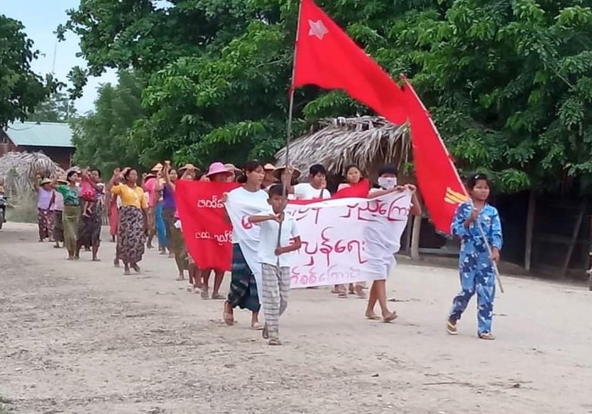 NantEiThandar's tweet photo. Local residents from northern zone of #Yinmarbin Twp, #Sagaing Region, regularly staged a marching strike to overthrow the #MilitaryDictatorship on Aug6.

#AcceptNUGRejectMilitary 
#2023Aug6Coup     
#WhatsHappeningInMyanmar https://t.co/XDuD5dss5m