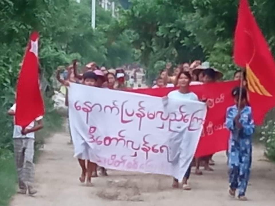 NantEiThandar's tweet photo. Local residents from northern zone of #Yinmarbin Twp, #Sagaing Region, regularly staged a marching strike to overthrow the #MilitaryDictatorship on Aug6.

#AcceptNUGRejectMilitary 
#2023Aug6Coup     
#WhatsHappeningInMyanmar https://t.co/XDuD5dss5m