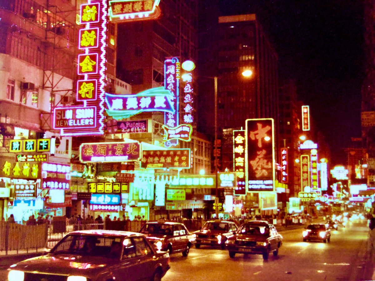 1986年3月の初香港で撮った
九龍・彌敦道

まさかこのネオンが
全部なくなるとは
当時夢にも思わなかったです
