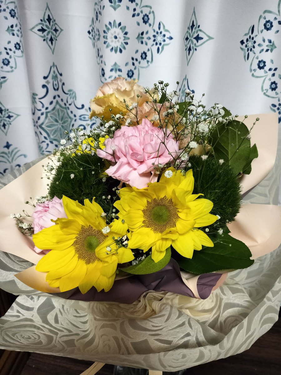 今日、親戚の結婚式があってブーケトスでノリで花束💐の方に手を伸ばしたらキャッチしてしまって…若い人に譲れば良かったと思ったけど後の祭り😅息子には有り得ないと言われ、母と兄にあんた何でそこにいるのって言われた🤣🤣🤣一応独身なんですが😝