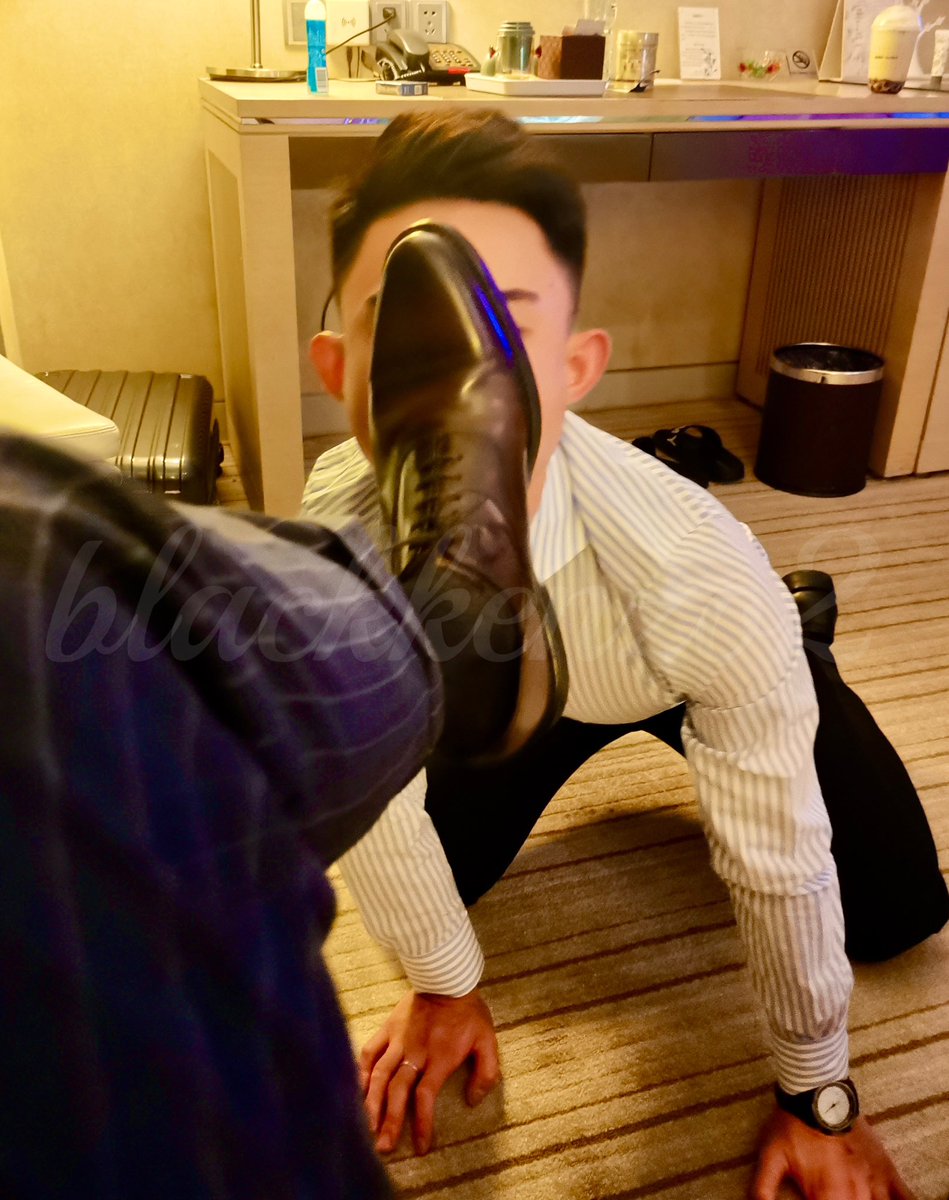 blackkenzo2's tweet photo. 今日份营业🈺️
谁来给爹舔干净鞋底？🙋🏻‍♂️
舔赶紧爹的臭丝袜脚？🙋🏻‍♂️ https://t.co/Qk7O2YNqtp