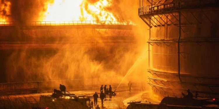 DiarioArtemisa's tweet photo. 🖤Justo a las 3:24 de la madrugada del sábado #6agosto de 2022, ocho bomberos artemiseños llegaron hasta la zona del siniestro,
encabezados por el Teniente Coronel Yasel Sánchez Seguí.

Los detalles

https://t.co/VEDVRe96NJ

#CubaHonra 
#ProhibidoOlvidar 
#SupertanquerosMatanzas https://t.co/NgIyCJCH0F