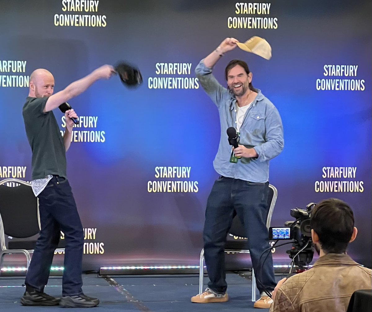 ‘Ring My Bell’ & ‘Luscious Lips Lacroix’ The adventures of Miss Tickle 😂😝 Love this cast!!!!! #Outlander 
#Starfury #Highlanders6 
#JohnHunterBell & #DuncanLacroix