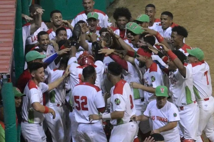 CTC_LasTunas's tweet image. 📢El alegrón #Verdirrojo 💚❤️del primer juego se repite hoy amigos. Este segundo también será de #LosLeñadores. Vamos con las hachas afiladas 🪓🪓🪓pa' arriba del león 🦁 a arrancarle la #SegundaPata. #LasTunasCampeón 💪✌️✊🌵🏆@UlisesGuilarte @Cub