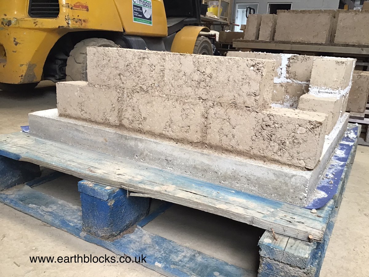 cob_specialist's tweet photo. Experimenting with earth mortars here at https://t.co/PeMeoEA3cS Almost seamless joints to our cob bricks makes for a pleasing and fluid aesthetic. #cobblocks #earthblocks #sustainableconstruction #SustainableFuture #ecofriendly #Cornwall https://t.co/eGFVAckj9V