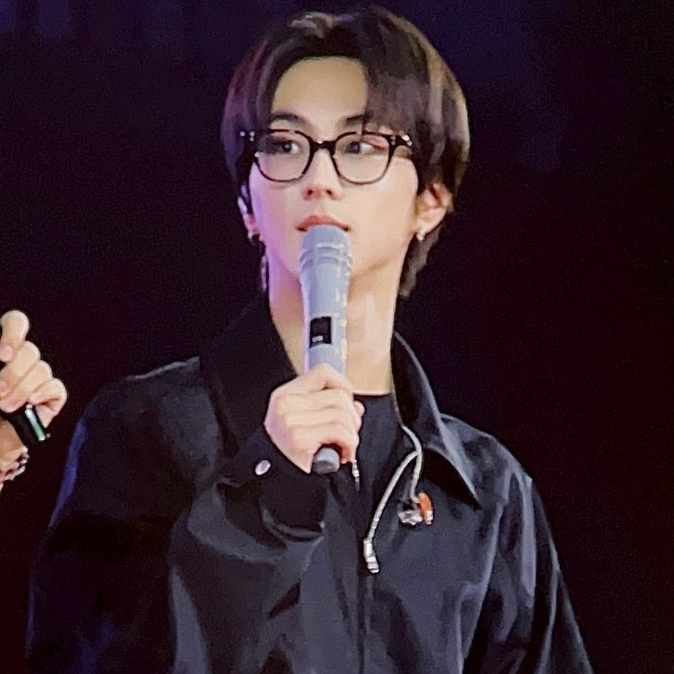 yjwprnts's tweet photo. bringing back jungwon in specs https://t.co/4Ww3IyIWbY