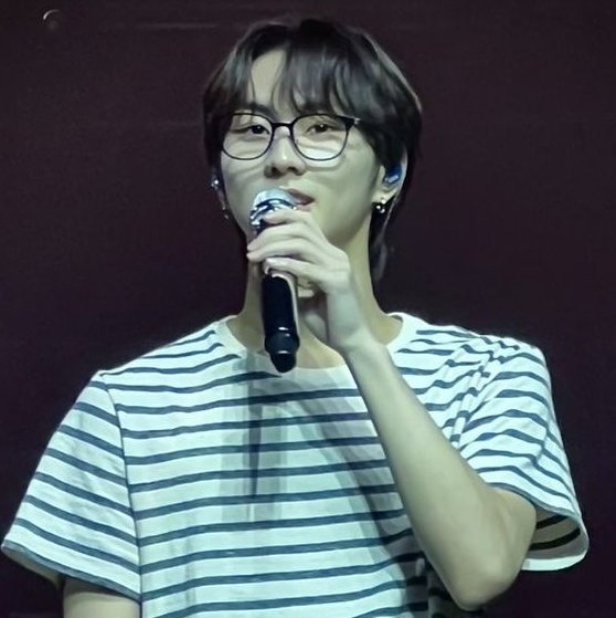yjwprnts's tweet photo. bringing back jungwon in specs https://t.co/4Ww3IyIWbY