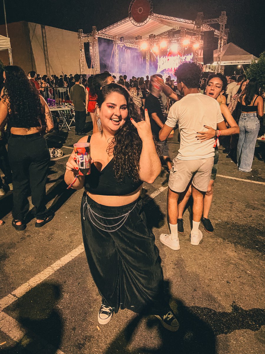 carolinnemacedo's tweet photo. postar aqui também porque ontem eu arrasei no meu lookinho 🤘✨ https://t.co/YIJr3wKKly