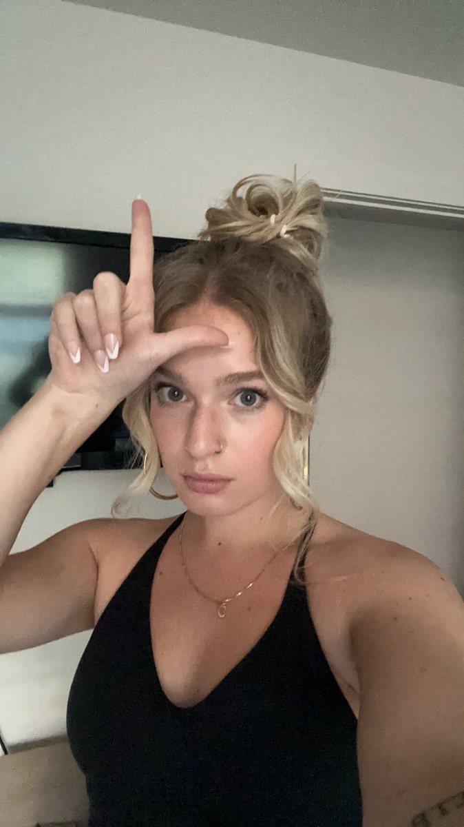 Rossislefteyeld's tweet photo. This is me @ my past self cuz she was fuckin with losers https://t.co/6Mi1kyNLBs