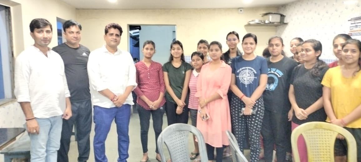 amleshsinghbjym's tweet photo. BJYM धनबाद महानगर के जिला अध्यक्ष अमलेश सिंह के नेतृत्व में हेमंत सरकार द्वारा झारखंड प्रतियोगी परीक्षा विधेयक 2023 विधानसभा में पारित किया गया उसके विरोध में  अभियान चलाया जिसमें सुशीला गर्ल्स हॉस्टल में रहने वाले छात्रों के साथ संपर्क किया गया@BJP4Jharkhand @bjpkarmveer https://t.co/gdEhRHOEzp