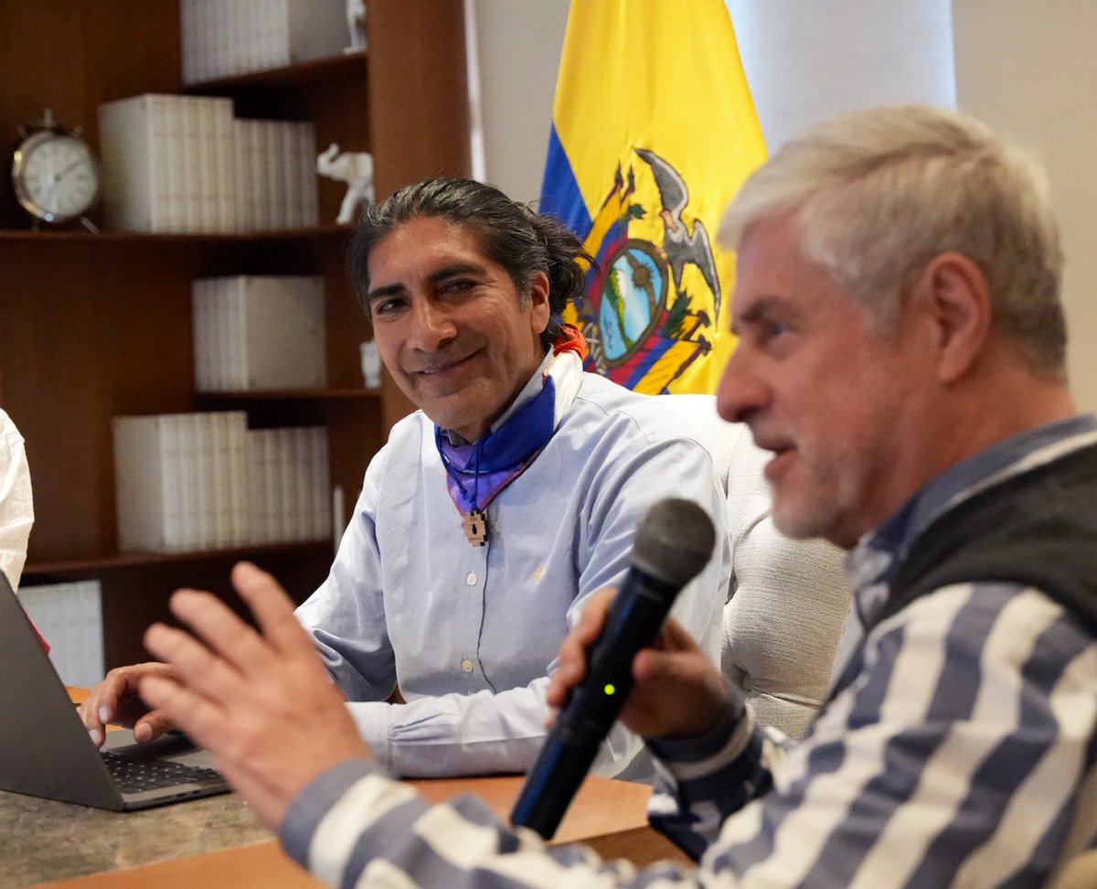 yakuperezg's tweet photo. #SomosSeguridad | Me reuní con el equipo asesor de nuestro “Plan de Seguridad Integral y protección urgente” que lo integran reconocidos expertos/as en seguridad ciudadana, rehabilitación social y lucha contra el crimen organizado del país y América Latina. 

Debatimos soluciones reales y de aplicación inmediata necesarias para recuperar la seguridad y la paz social en el #Ecuador.

¡Gracias a todos y todas por sumarse a esta lucha firme y sin tregua por la paz para nuestras familias. 

#SomosSeguridad #YakuPresidente #Vota2 ✌🏼