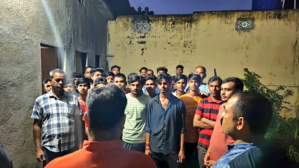 kislay_official's tweet photo. झारखंड प्रतियोगी परीक्षा कानून, 2023 छात्रों की आवाज को दबाने का एक राजनैतिक षड्यंत्र हैं, @BJYMinJH इस कानून के विरोध में छात्रों की आवाज को दुनिया के सामने रखेगी।
आज इसी क्रम में देवघर में विभिन्न हॉस्टलों में छात्रों से जनसंपर्क कर हस्ताक्षर अभियान चलाया। 
@BJP4Jharkhand 
@BJYM 
@yourBabulal 
@bjpkarmveer