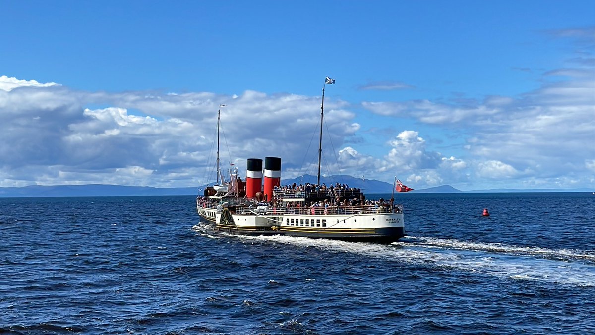 Waverley leaving Ayr Harbour on Sunday 6th August with over 600 passengers aboard.