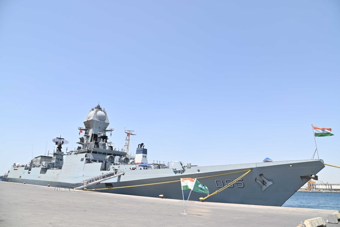 As part of her deployment in the Red Sea, #IndianNavy's guided missile destroyer #INSChennai visited Jeddah, Saudi Arabia 03 - 05 Aug. The ship was accorded a warm welcome by officials from Royal Saudi Naval Force, Border Guards and the <a href="/IndianEmbRiyadh/">India in Saudi Arabia</a>.
🇮🇳-🇸🇦 🤝

<a href="/modgovksa/">وزارة الدفاع</a>