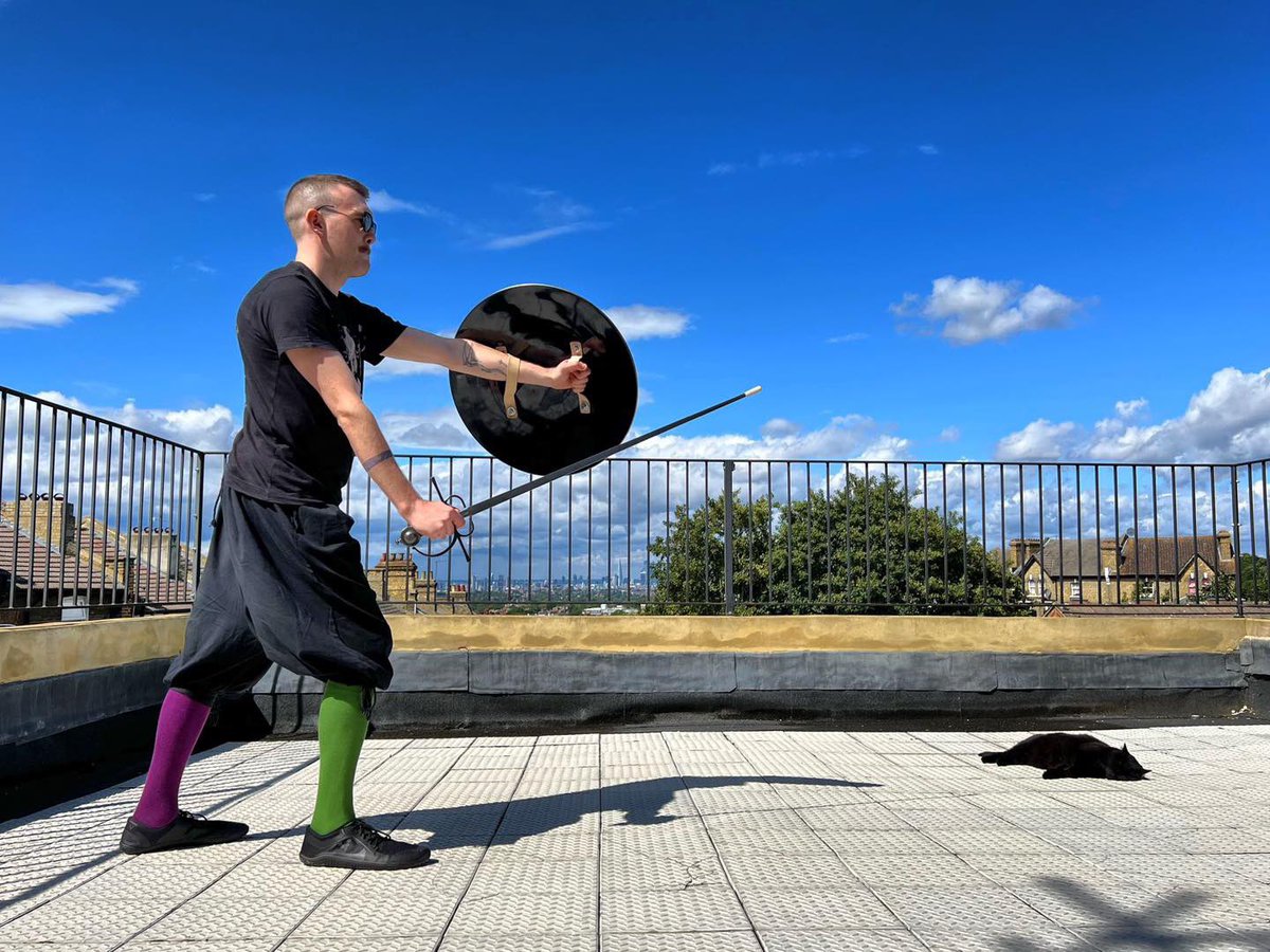 LondonLongsword's tweet image. A lot of private lessons today, and a welcome reunion with Conor. 
Conor has the pleasure of learning footwork around Bruce, which is demanding and of course the right way to cat.
working Achille Marozzo rotella.

Londonlongsword.com
 #hema #historicalfencing #sidesword