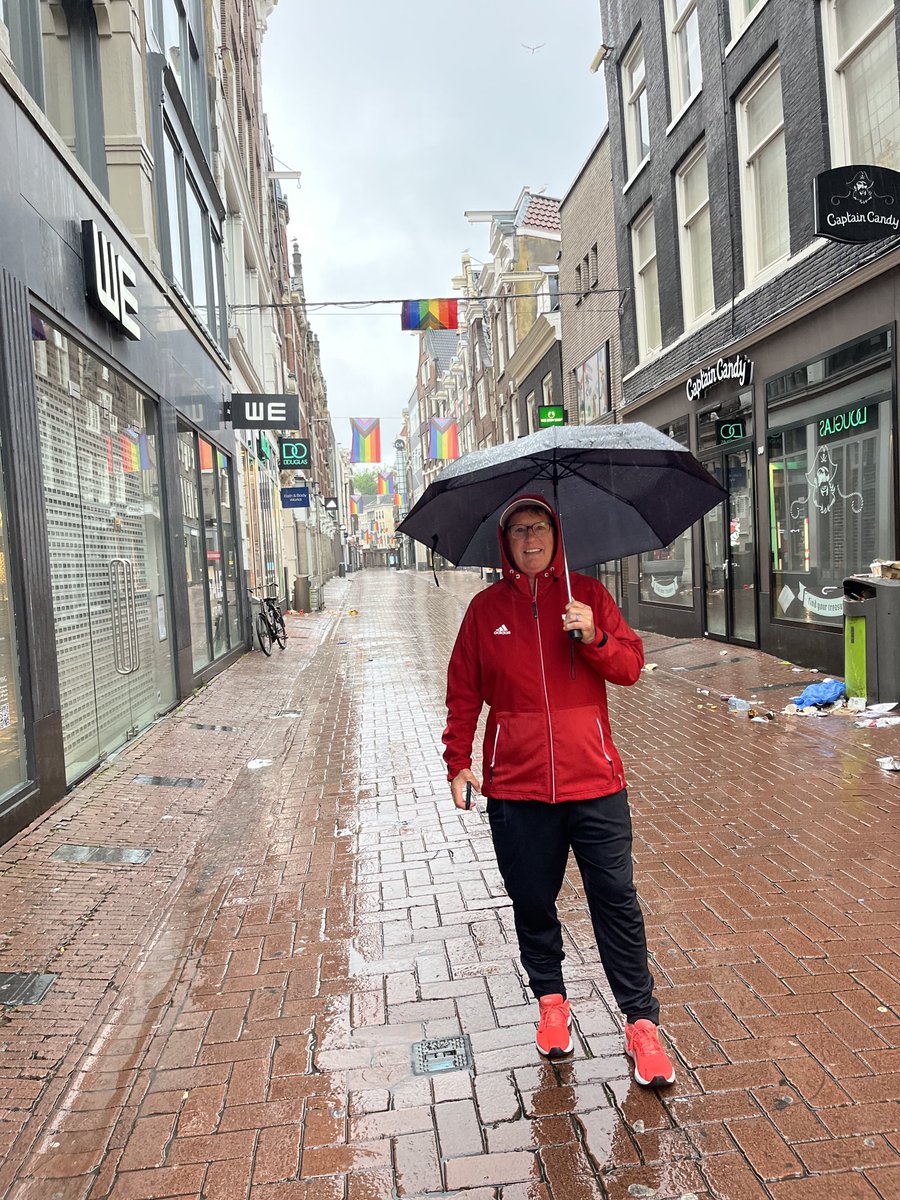 schroeder_ann's tweet image. Walking to central station for an early bus tour #ItRained #SoFun