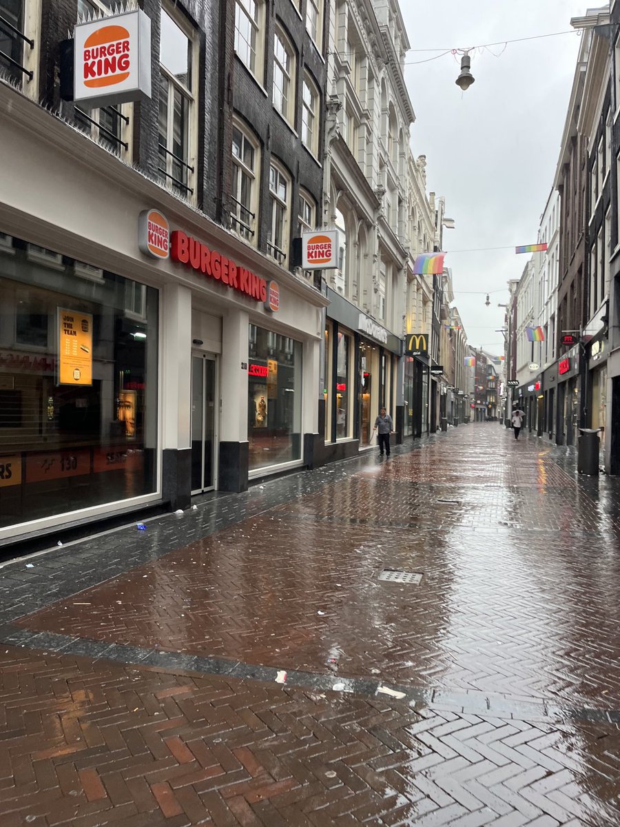 schroeder_ann's tweet image. Walking to central station for an early bus tour #ItRained #SoFun