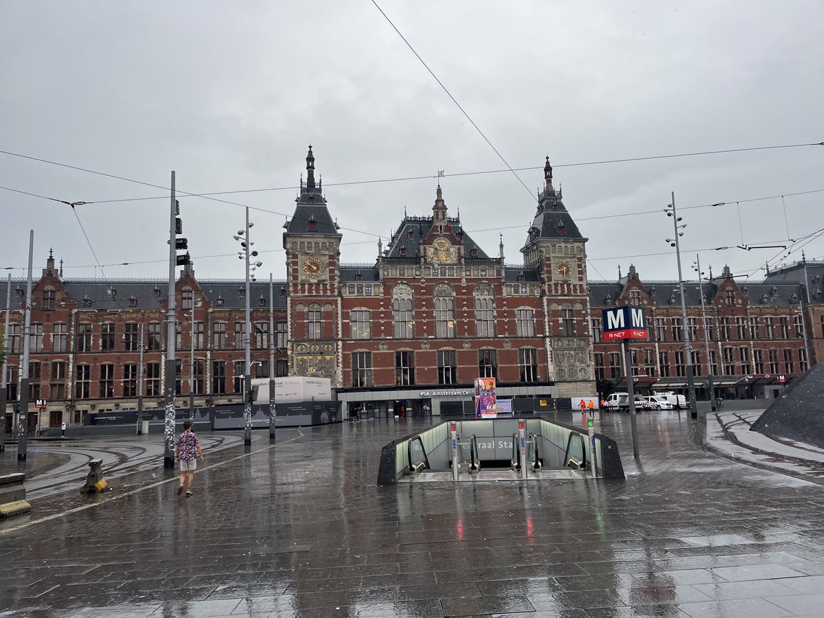 schroeder_ann's tweet image. Walking to central station for an early bus tour #ItRained #SoFun