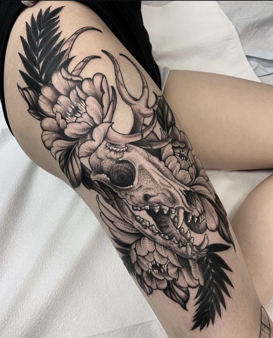 2 pic. My tattoos ✨ saving up for a back piece next! https://t.co/e2048vOADo