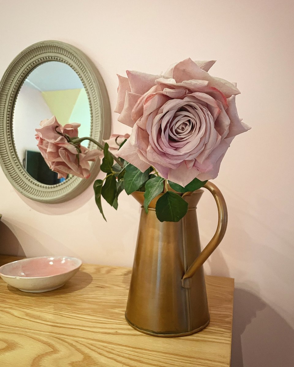 It’s all about the little touches… 🌸

#littletouches #interiordesign #simplethings #laugharne #westwales #discoverwales #travelwales #uktravel #ukholidays #ukholidaycottages #ukstaycation