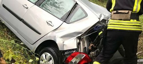 Kovyagi's tweet photo. Поблизу села Черемушне на трассі М-03 легковик Renault Scenic злетів з траси в кювет: загинули дві людини

https://t.co/6PtdRPNzId

#Renault, #валківськагромада, #ДТП, #М03, #рятувальники, #Черемушне #валки #kovyagicom https://t.co/iFj0wa2Gc5