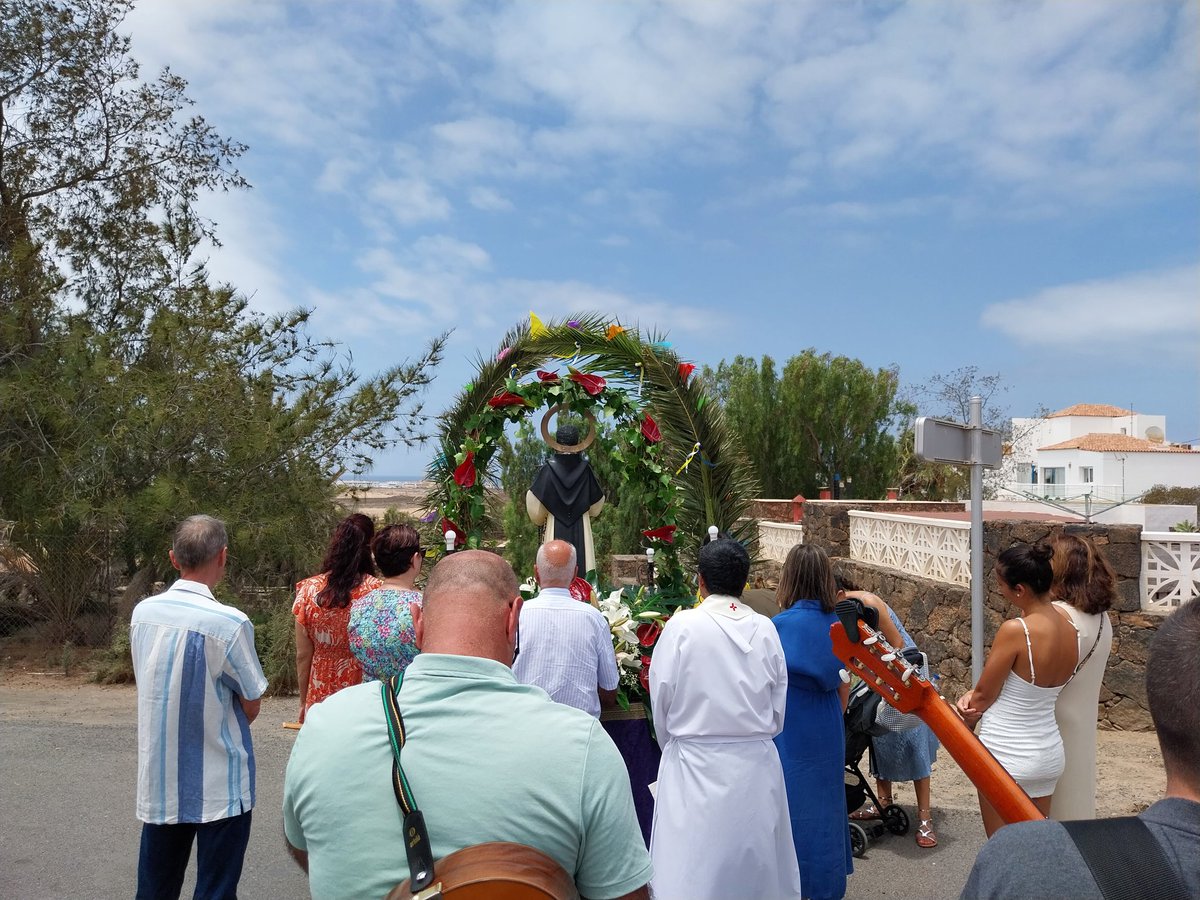 jos_calero's tweet photo. Procesión en honor a San Martín de Porres en 📍#ElRoque
🙌Viva San Martín 🙌
#Procesión #Tradiciones #SanMartínDePorres #SanMartínDePorres2023 #FiestasElRoque #Fiestas #ElRoque2023 #LaOliva #Fuerteventura #Canarias https://t.co/DRDuQSjtIP