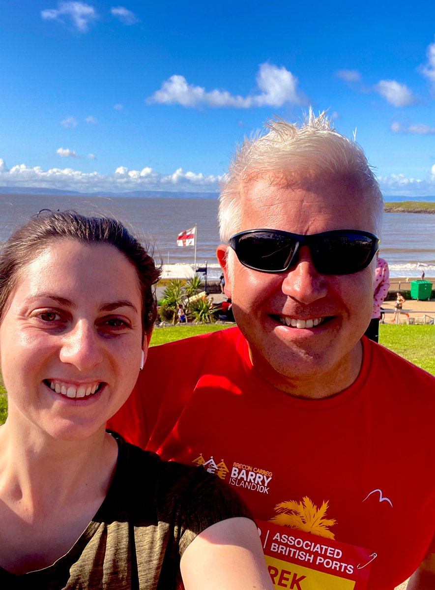 AmyThoL's tweet photo. @DerekTheWeather @Barrybados @BarryIsland10K @Run4Wales @Sue_Charles Lovely to meet you in the Barry sunshine☀️🏃🏼‍♂️ https://t.co/DJ3kvXPTiM
