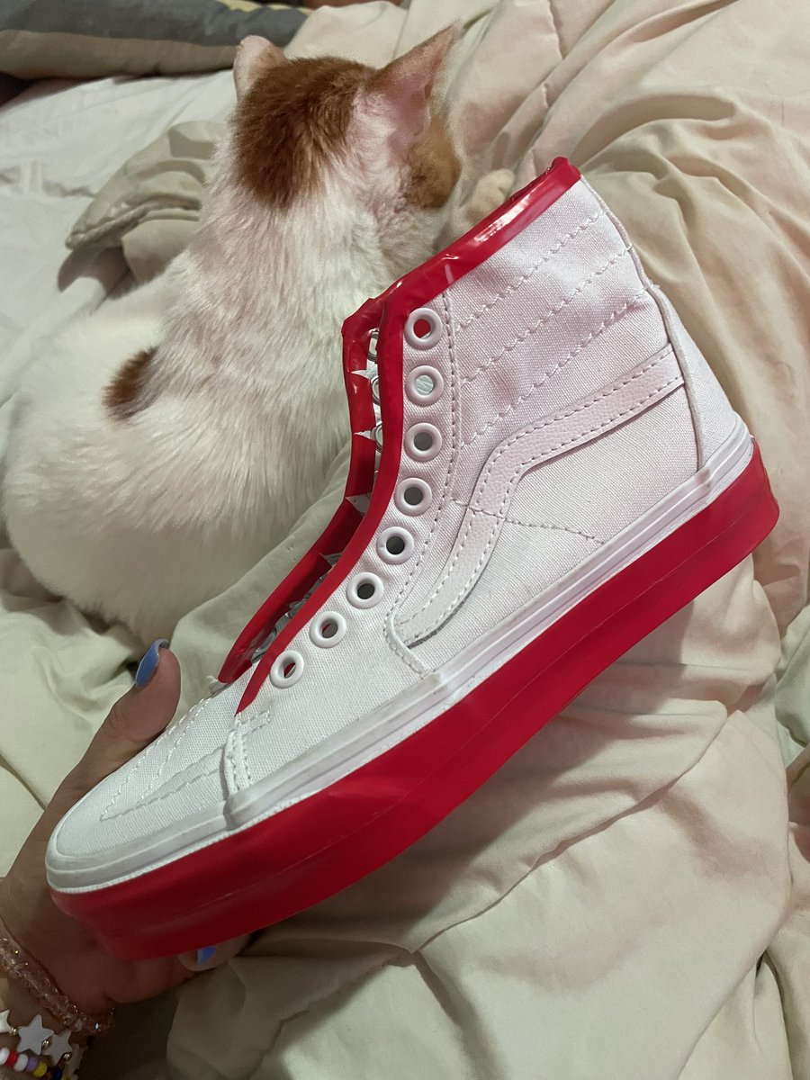 Update del cosplay: zapatillas listas! 🥰🥰🥰No fuí capaz de pintarlas, las quiero seguir utilizando después así que está fue la idea ganadora! 😬✨

Ya sabes cuál es?