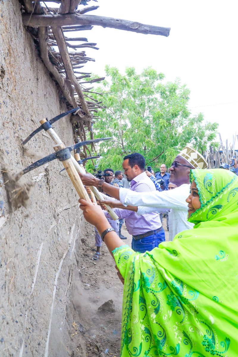 awolarba's tweet photo. በኢፌድሪ ገንዘብ ሚንስቴር አቶ አህመድ ሺዴ የሚመራው ልዑክ ጋር በዱብቲ ወረዳ የአረንጓዴ አሻራ መርሃግብር እና ለአቅመ ደካሞች ቤት መገንባት የክረምት በጎ አድራጎት መርሃግብር አካሂደናል,

በተጨማሪም ከማህበረሰብ ጋር ውጤታማ ውይይት አካሂደናል, https://t.co/FQpvZtUuwy