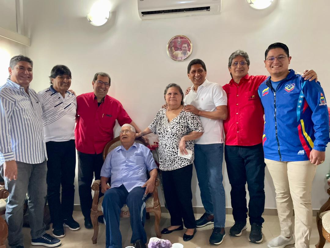 Adan_Coromoto's tweet photo. En Barinas, tierra llanera, caminos de palma y sol, recibimos al hermano Evo Morales, quien visitó a mis padres y hermanos  mostrando el gran afecto que sentía por el comandante Hugo Chávez. https://t.co/O7Iuex1byH