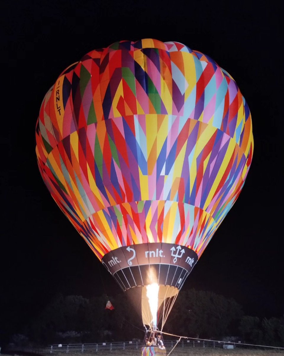 Ma quanto è bella! 
#colori #volovincolato #mongolfiera #evento #musica #emozioni