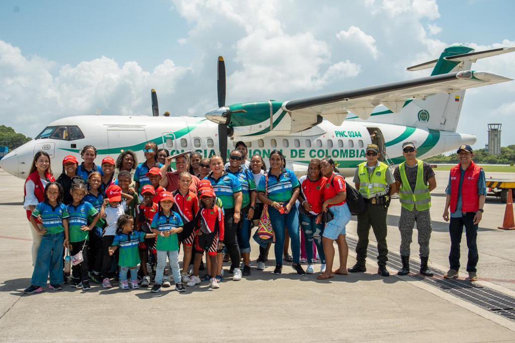 velascoluisf's tweet photo. Me llena el corazón ver cumplir el sueño de estos niños que logramos transportar desde San Andrés y Providencia hacia Armenia, donde participan del Campeonato Nacional del Eje Cafetero. Fue un trabajo conjunto con @PoliciaColombia y @FuerzasMilCol y  @alcalprovi2016.

Gracias querida @LoreBeltran por ayudar a visibilizar el anhelo de estos niños y niñas. #UnVueloLlenoDeSueños

🔗Ver nota en @PublimetroCol: https://t.co/m7G2257SE9

@petrogustavo @infopresidencia @MinInterior