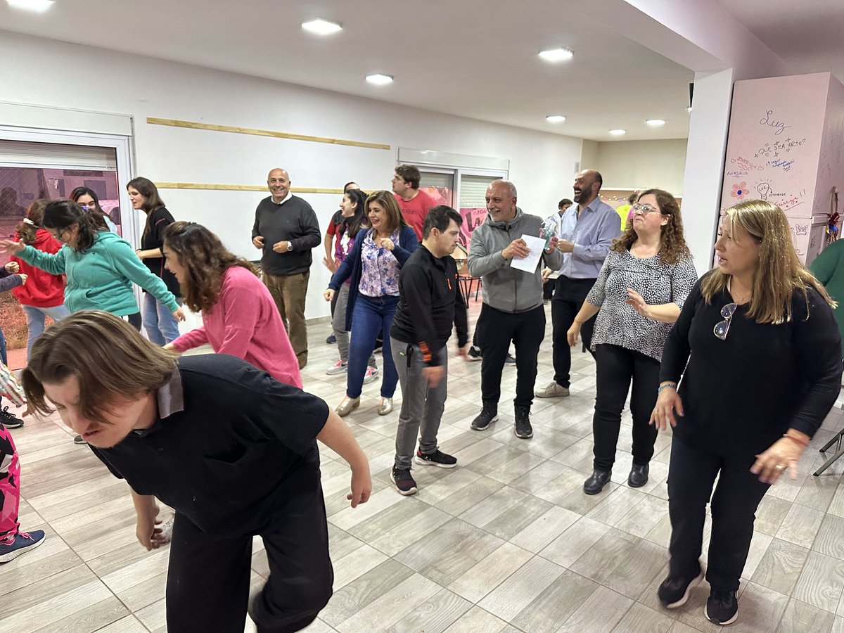 AndresDeLeo's tweet photo. Siempre nos llena de alegría visitar a la familia de la Fundación Lazos, nos llenan de cariño y nos contagian entusiasmo. 
La tarea que hace esta organización en la inclusión de personas es fantástica. 
Gracias por recibirnos. https://t.co/fX6sVNoqvl