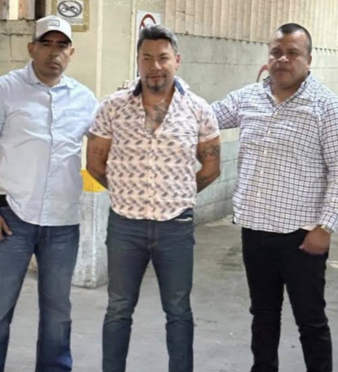 “NOMÁS porque el debido proceso establece que se presume inocente, pero se espera que sea ejemplar el castigo que reciba Fernando Medina Ramírez, quien salvaje e inmisericorde golpeó a un joven de 15 años hasta fracturarle la nariz y causarle una conmoción cerebral.

ÉL MISMO se