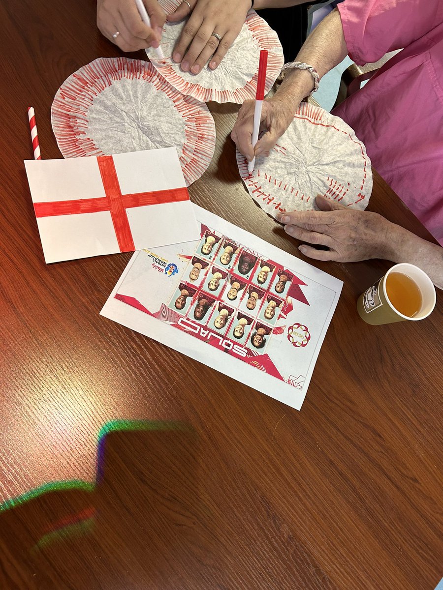 PUNC16_Beth's tweet photo. Patients on Kerensa Ward at @RCHTWeCare supporting @EnglandNetball in their World Cup final this afternoon 🌹❤️ some very happy patients 🥈🥰#meaningfulactivities #dementiacare #eng #englandnetball #NWC2023 https://t.co/LVf2ZBLiJ9