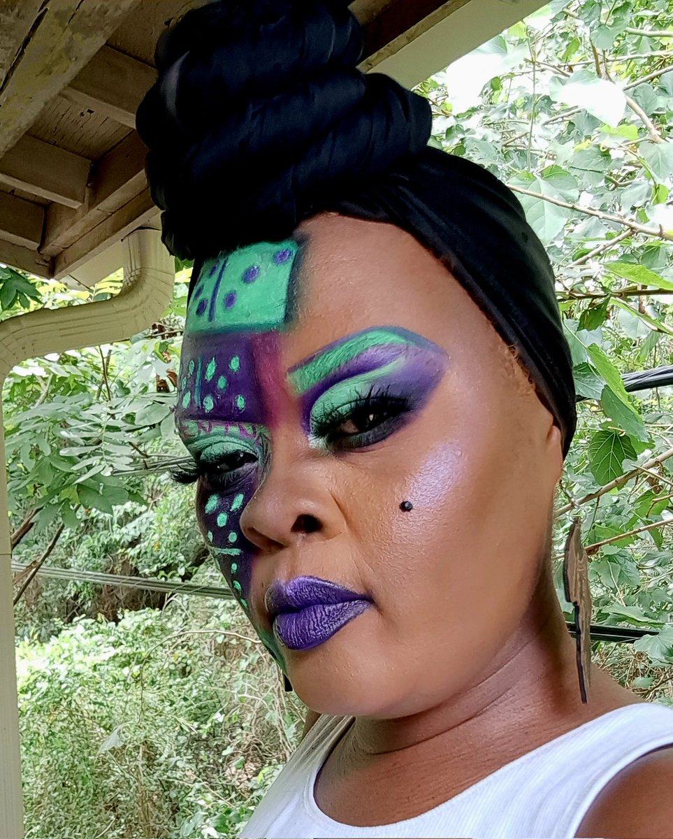 ViiKimber's tweet photo. Dominoes mutha  phucka 
#MsAccentuates #blackmua @thecrayoncase that matte book still holding me by the #thoak 
@HoodQueenz imma stick beside them products too. https://t.co/XsNd1KMRTL