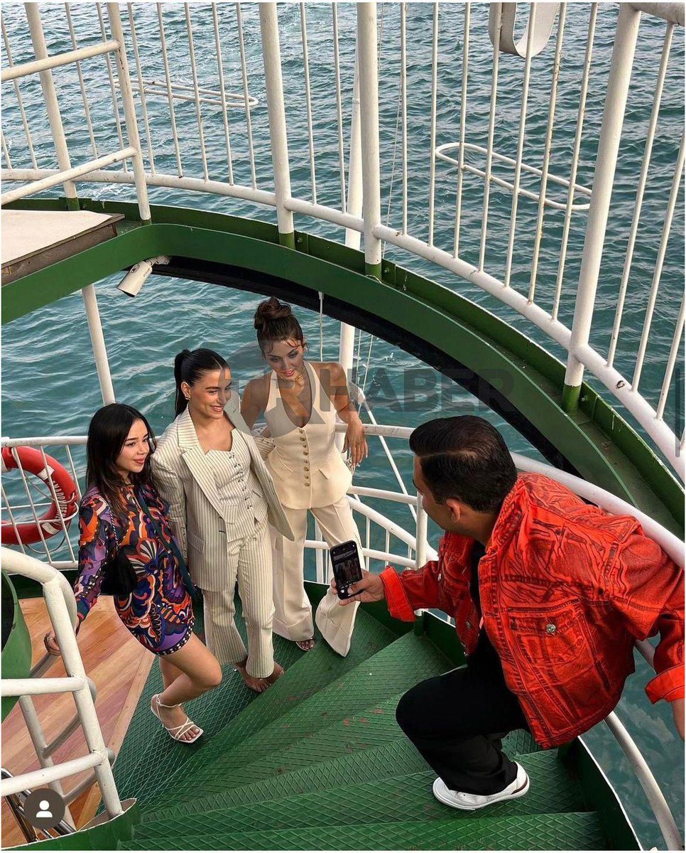 TRHaber'in bu haberine dikkat'

Ekrem İmamoğlu müstakbel gelinine şehir hatları vapuru hediye etti! 

Melis Çatak, 16 milyon İstanbulluya ait vapuru hem yüzen ofis olarak kullanıyor hem de eğlence partileri düzenliyor.

Peki bu işin Garipoğlu ailesi ile ne bağlantısı var?

Melis