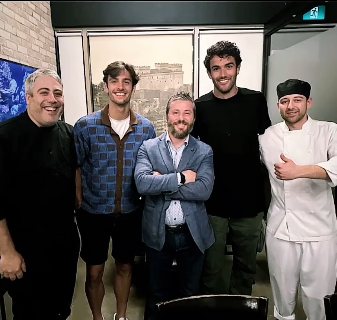 Short haircut + big smile (+ that plaid shirt again): don't you just love this combo🥰🤎💙

Good night with these pics of our Muso with @MattBerrettini in an Italian restaurant in Toronto😘💪🏻🇮🇹

📸_l.a_l.a, giroditaliaristorante
#LorenzoMusetti #MatteoBerrettini #tennis #NBO23