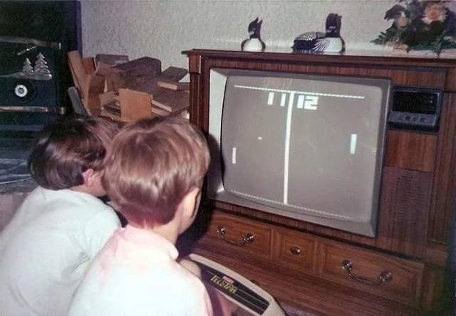 Rétro jeux videos Les enfants jouant au « Pong » au début des années 1980