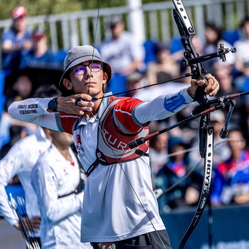 Olimpiyat şampiyonu milli okçumuz #MeteGazoz, Dünya Okçuluk Şampiyonası finalinde Kanada'dan Eric Peters'i 6-4 yenerek altın madalya kazandı ve tarihte bunu başaran ilk Türk okçusu oldu. 

Tebrikler Mete, gururumuzsun!🇹🇷