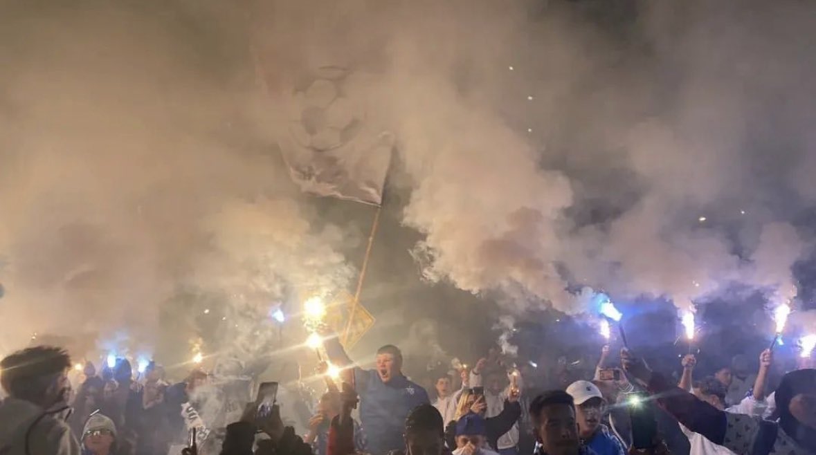 milgraudoavai's tweet photo. Nessa primeira foto, o Avaí era vice-lanterna da Série B vindo de 11 jogos sem vencer.

Nos últimos 5 jogos, perdemos um, empatamos um e vencemos 3.

Nossa torcida não promete,
Nossa torcida FAZ.

Nós fazemos a diferença! 🦁 https://t.co/TM6EmXvH27