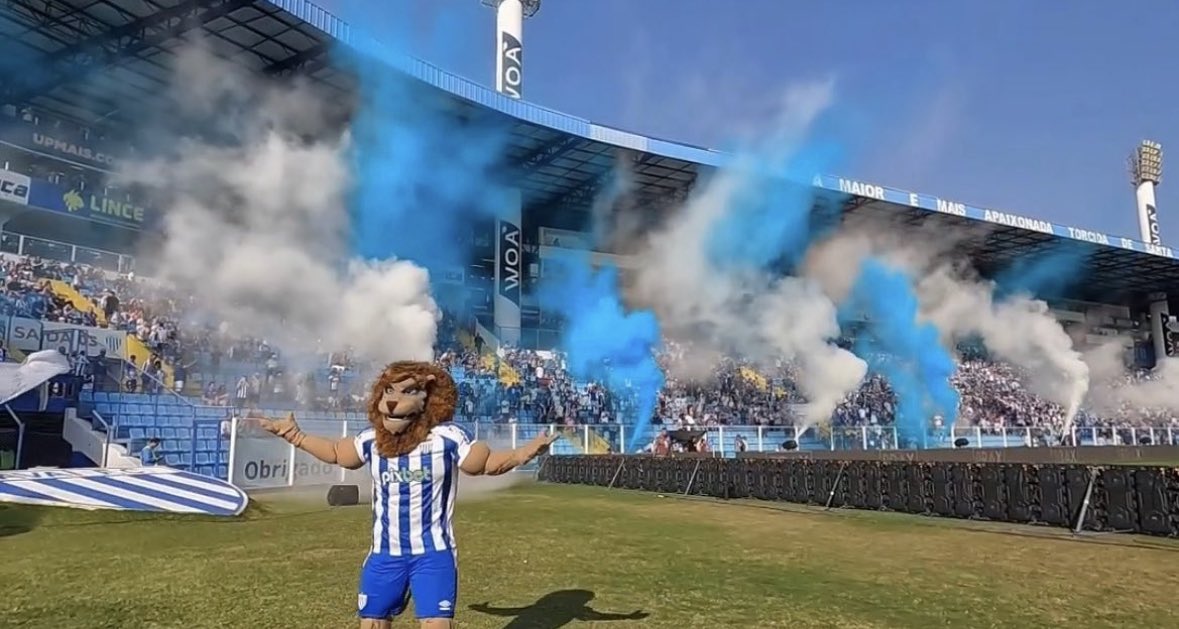 milgraudoavai's tweet photo. Nessa primeira foto, o Avaí era vice-lanterna da Série B vindo de 11 jogos sem vencer.

Nos últimos 5 jogos, perdemos um, empatamos um e vencemos 3.

Nossa torcida não promete,
Nossa torcida FAZ.

Nós fazemos a diferença! 🦁 https://t.co/TM6EmXvH27