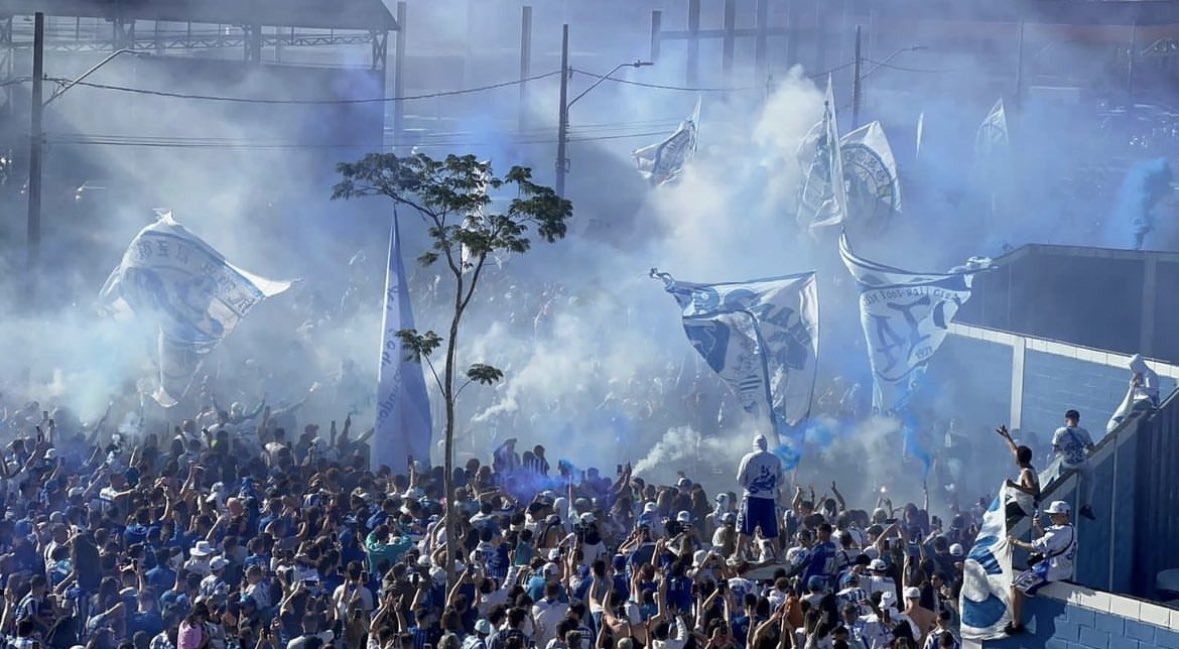 milgraudoavai's tweet photo. Nessa primeira foto, o Avaí era vice-lanterna da Série B vindo de 11 jogos sem vencer.

Nos últimos 5 jogos, perdemos um, empatamos um e vencemos 3.

Nossa torcida não promete,
Nossa torcida FAZ.

Nós fazemos a diferença! 🦁 https://t.co/TM6EmXvH27