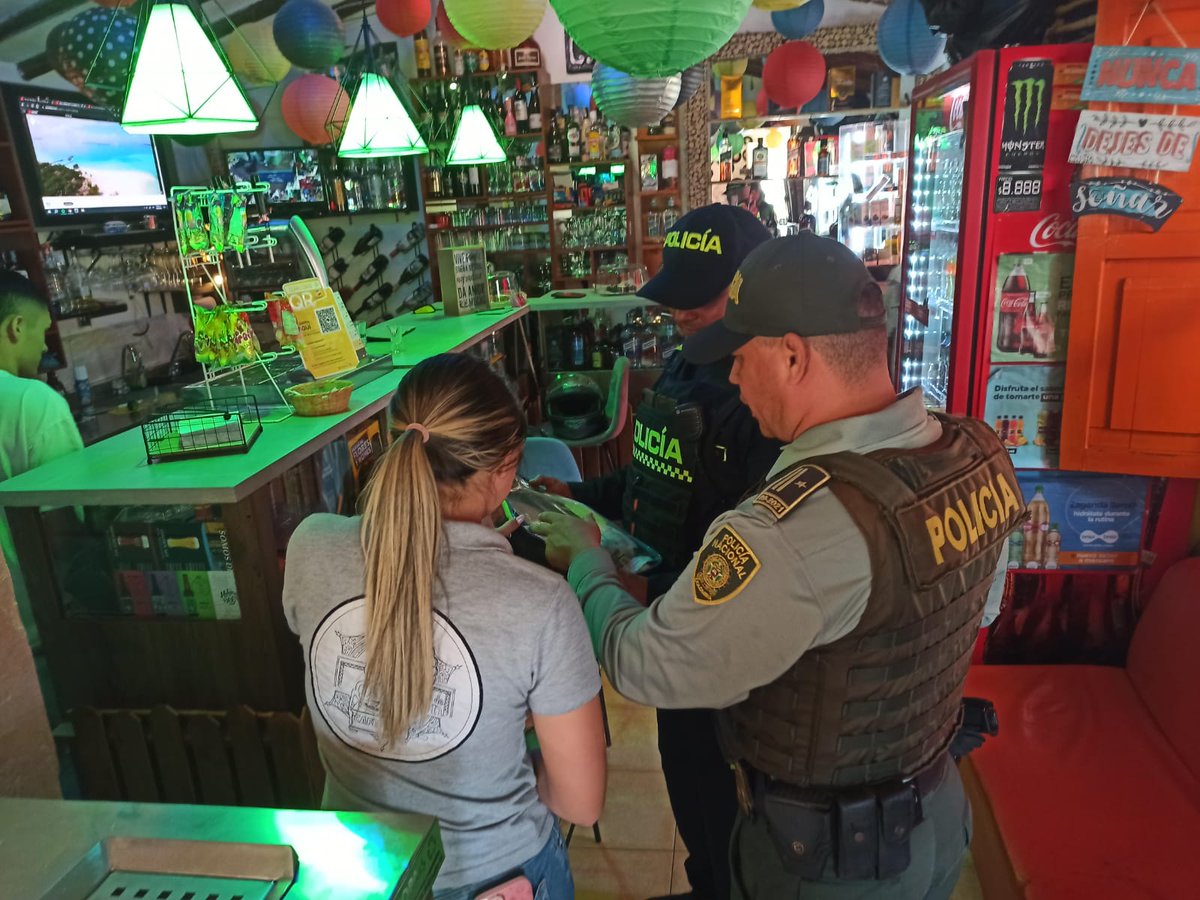 Policiantioquia's tweet photo. #ElPeñol📍 | Realizamos controles a prestadores de servicios turísticos, verificando que se cumplan con los requerimientos exigidos por la ley. ✅ #TurismoSeguro #DiosYPatria https://t.co/Z65UT0mIOH