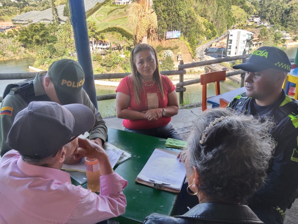 Policiantioquia's tweet photo. #ElPeñol📍 | Realizamos controles a prestadores de servicios turísticos, verificando que se cumplan con los requerimientos exigidos por la ley. ✅ #TurismoSeguro #DiosYPatria https://t.co/Z65UT0mIOH